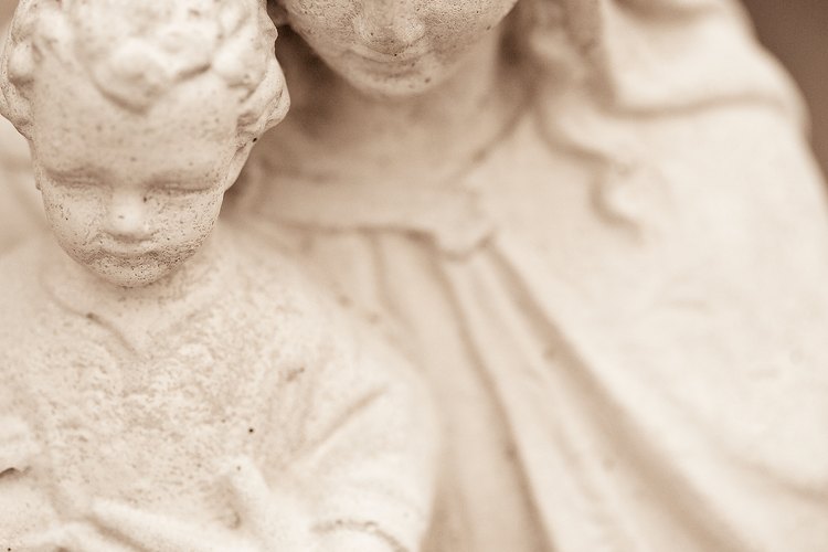 Utiliza una estatua de la Virgen María para complementar tu jardín.