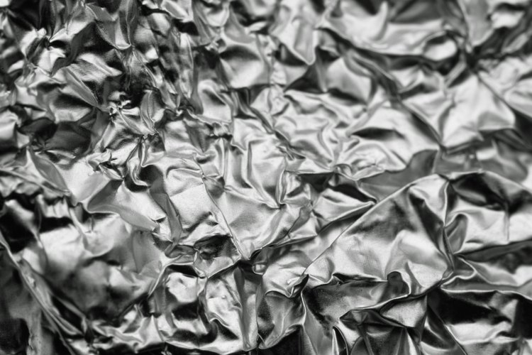 Forra el molde con papel de aluminio para hacer que la limpieza luego sea rápida y fácil.