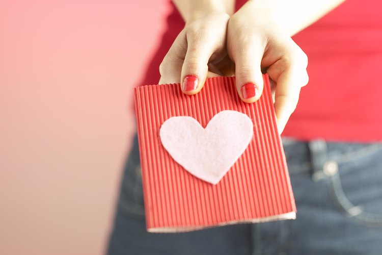 Mujer sosteniendo una tarjeta de amor