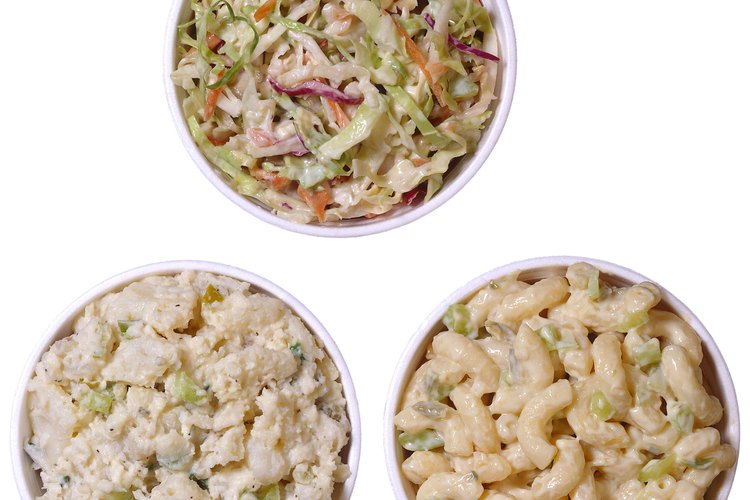 La ensalada de papas es una guarnición que puede hacerse con anticipación y refrigerarse.