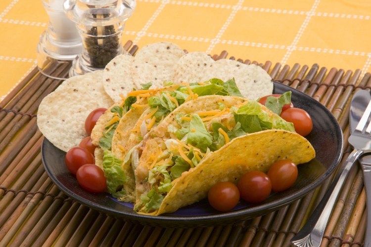 Hornea las tortillas de maíz para unas cortezas para tacos o nachos caseros.