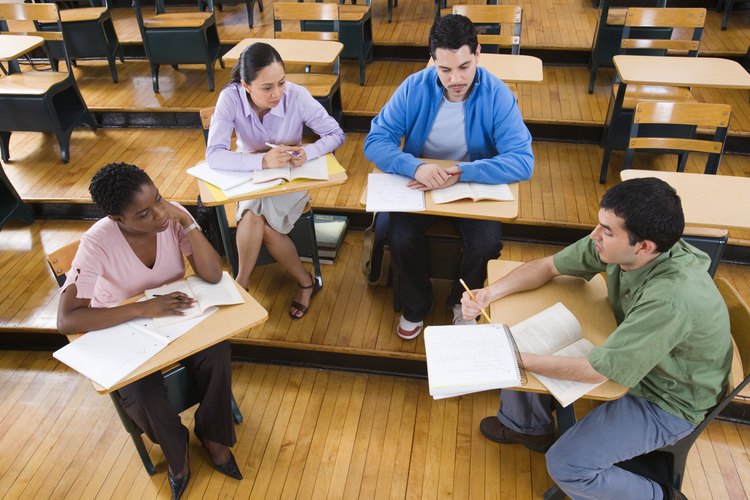 A veces, los compañeros de universidad entablan relaciones amorosas.