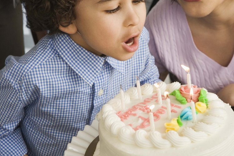 Escribe un mensaje de cumpleaños en una torta para alguien que quieras.
