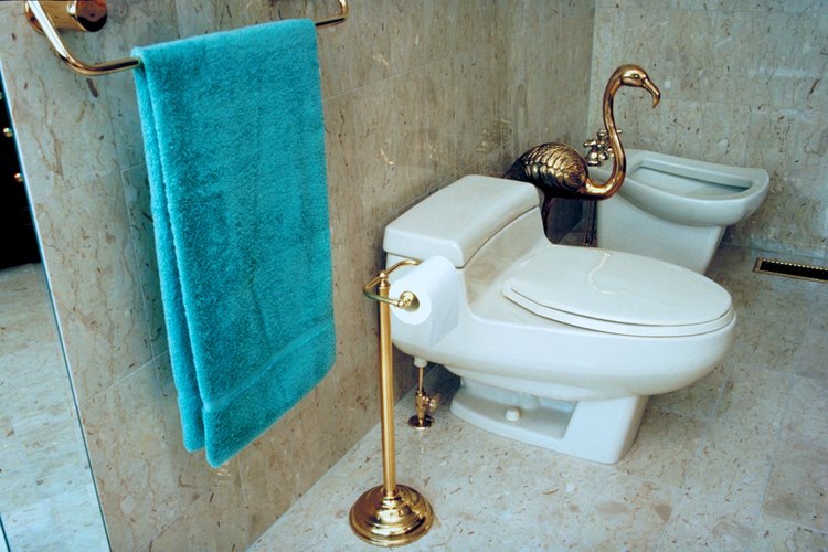 Un bidet dirige una corriente de agua en la parte inferior de los usuarios para limpiar la zona perineal.