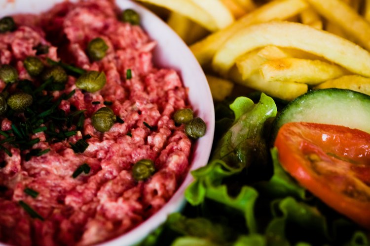 La carne tártara es un platillo de carne cruda que a menudo se sirve como entrada.