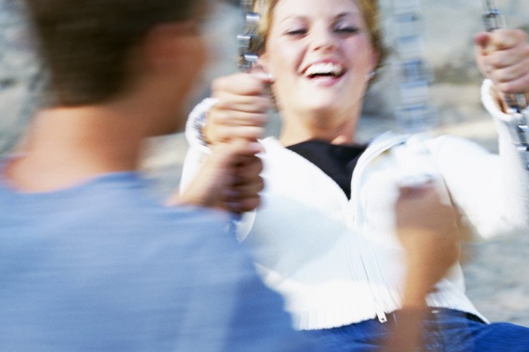 Convierte un patio de juegos en una carrera de obstáculos interesante para los adolescentes.