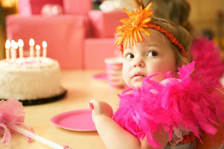 Niño de 2 años en su fiesta de cumpleaños.