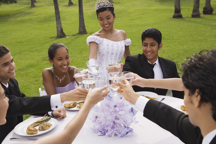 Una joven celebrando sus quince años con sus amigos.