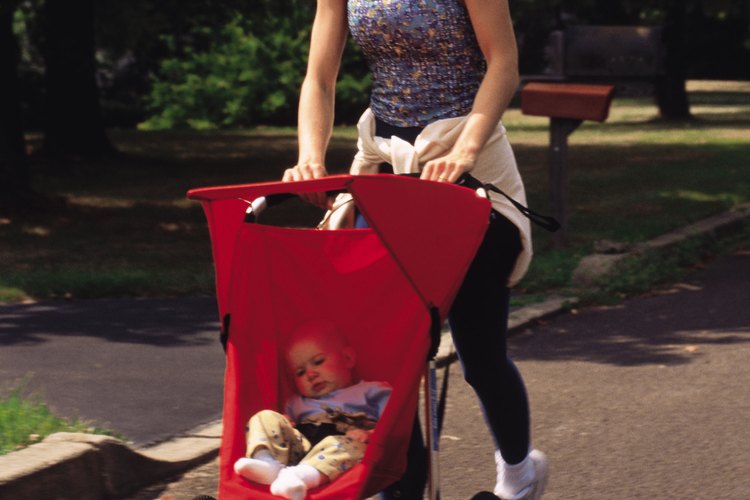 Cuando sea seguro, coloca a tu bebé en un carrito para trotar y sal al parque.