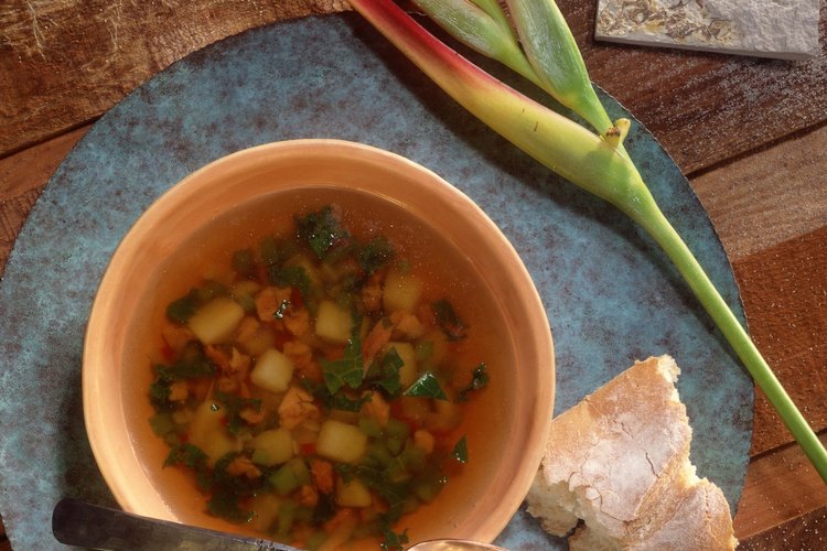 Usa hierbas y especias para amenizar cualquier tipo de sopa de verduras.