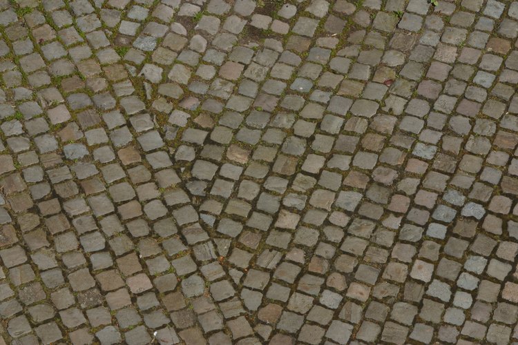 La desventaja del adoquín por un camino de entrada es que sus superficies redondeadas no se unen tan firmemente como la piedra caliza irregular.
