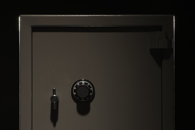 Una caja de seguridad puede proteger tus valiosas pertenencias, pero no olvides la combinación para abrirla.