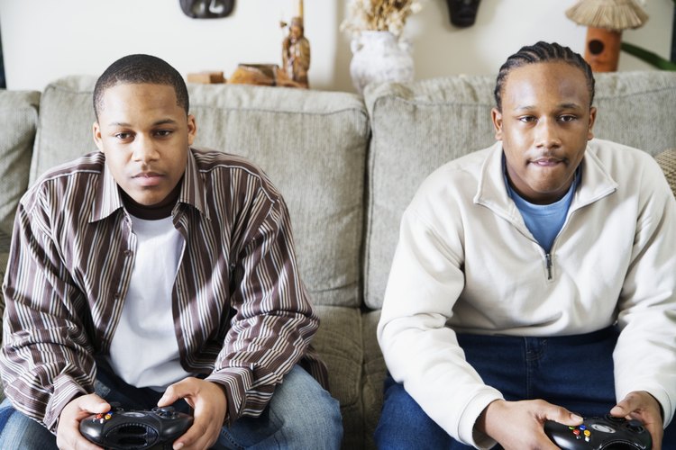 Dos hombres jugando videojuegos.