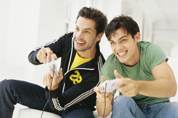 Dos hombres jugando videojuegos.