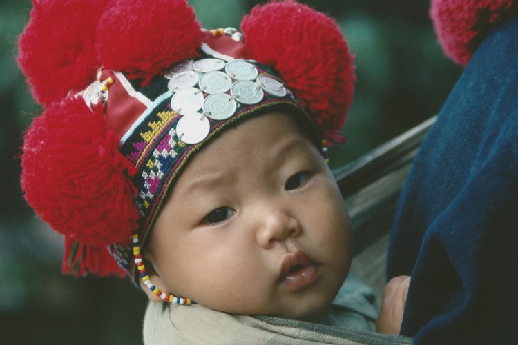Haz bonitos pompones para gorros de bebés.