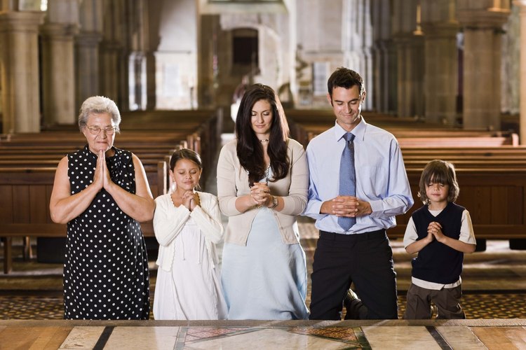 Familia vestida apropiadamente para un bautismo.