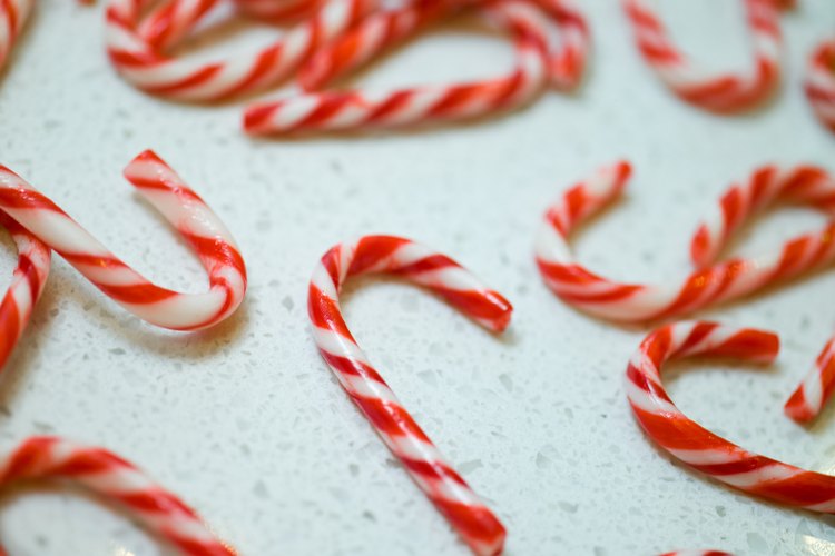 El caramelo sólido se hace con cristales de azúcar entrelazados estrechamente.