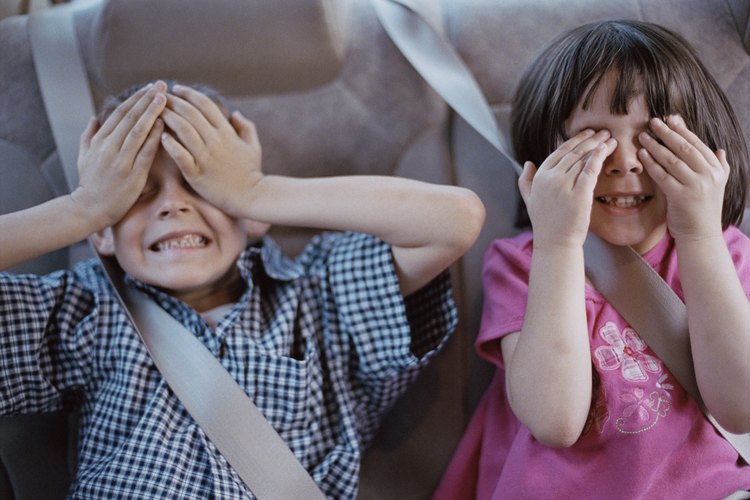 Los juegos que se centran en habilidades descriptivas ayudan a tu hijo a aprender mientras juega. Para jugar un juego de adivinanzas, elije un objeto y descríbelo sin revelar lo que es.