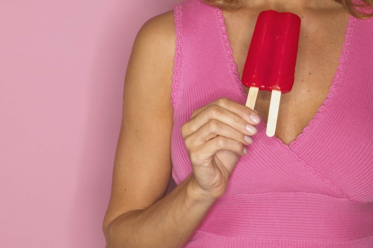 Corta con un cuchillo caliente los helados de fruta que se hayan congelado juntos.