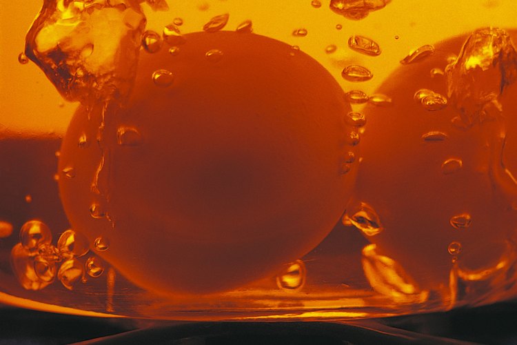 El agua hierve a 212 grados Fahrenheit (100 C).