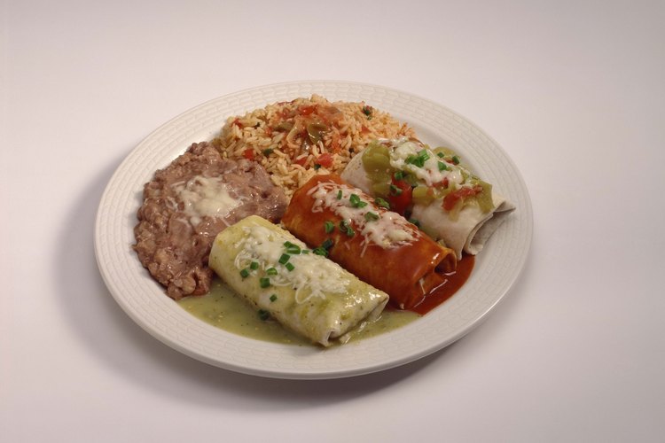 Realza el sabor de las enchiladas hechas en casa con frijoles refritos.