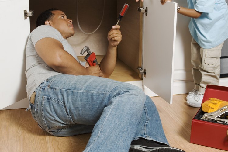 Reparar las fugas en tu lavabo es una tarea sencilla que puedes hacer por ti mismo en poco tiempo.