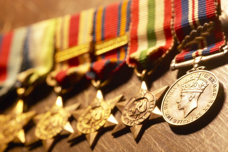 Aprende a colocar las medallas en el uniforme militar de gala.