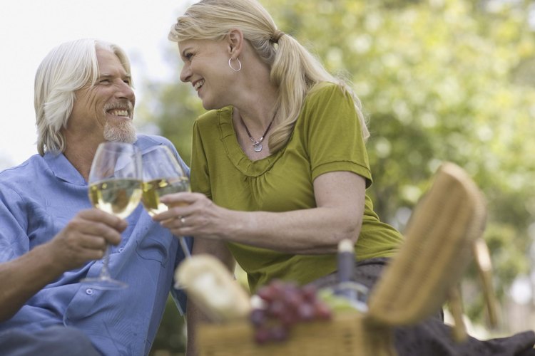 Una pareja disfrutando de un día de campo