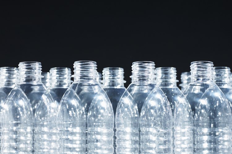 Es importante quitar la etiqueta de las botellas antes de su reciclaje.
