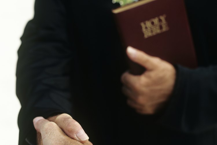 Toca dirigirse con respeto al clero católico.
