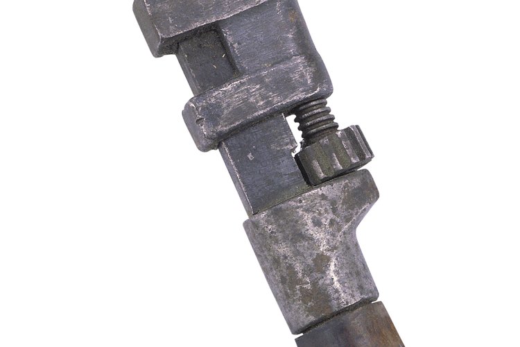 La llave inglesa sirve para ajustar tuercas, pernos y tuberías.