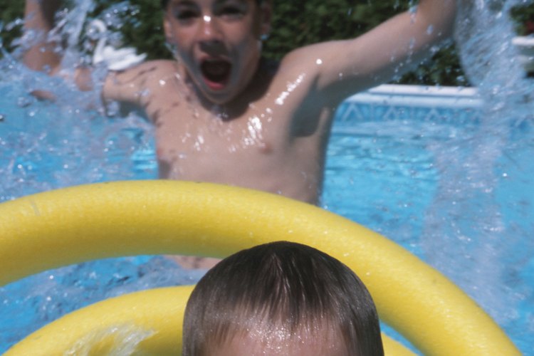 ¿Puedo parchear un agujero en mi piscina con cinta adhesiva?