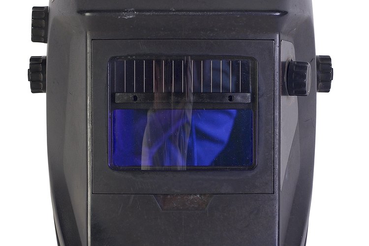 Las partes rotas se pueden soldar en una emergencia usando baterías para autos.