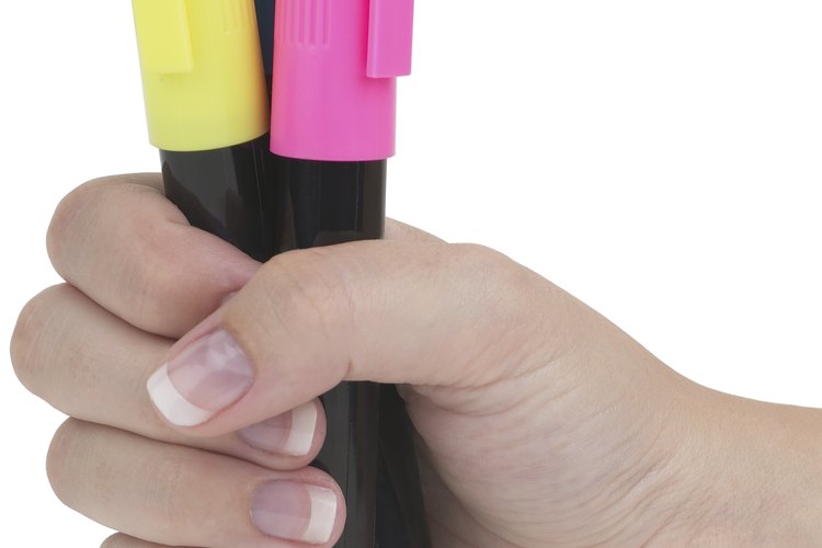 Tinta de un rotulador fluorescente brilla con la luz negra.