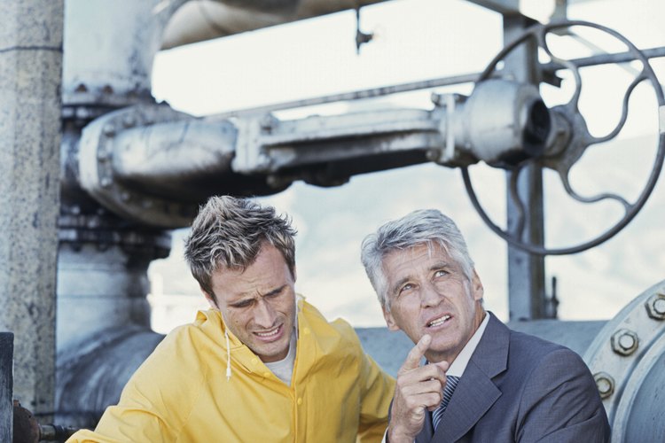 Los ingenieros de petróleo son pagados para mejorar los métodos de extracción del petróleo.