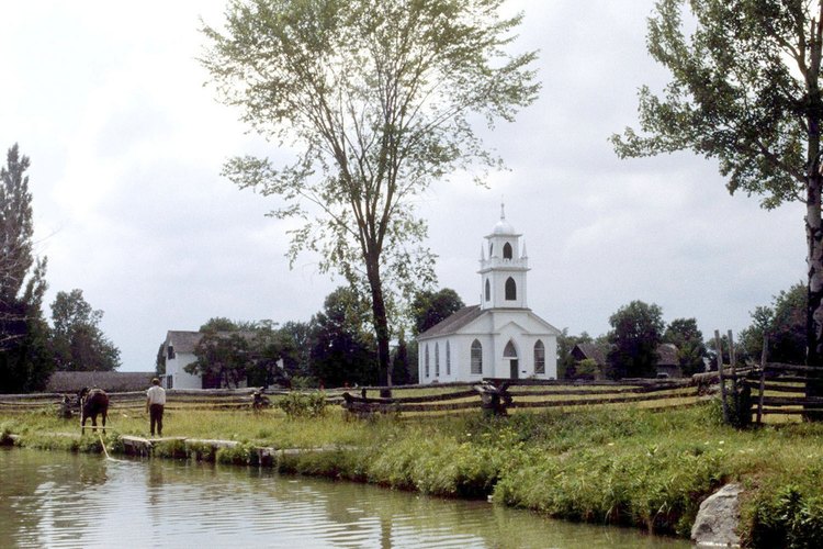 Los bautismos pueden llevarse a cabo dentro de una iglesia o al aire libre en el agua.
