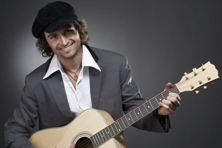 Si tu novio disfruta los instrumentos musicales, cómprale una guitarra.
