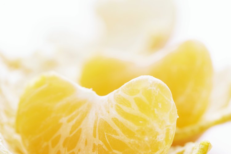 Las mandarinas son pequeñas frutas cítricas dulces.