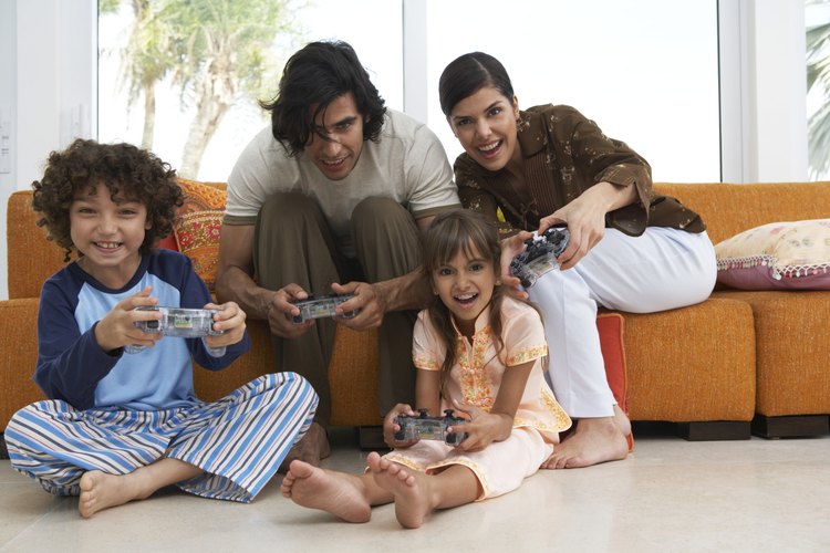 Padres en una fiesta de pijamas con sus hijos.