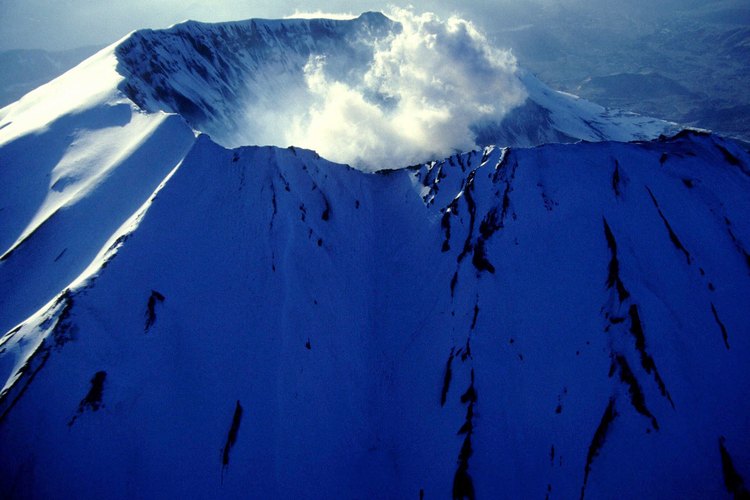 El flanco norte del Monte Santa Helena muestra una depresión en forma de herradura causada por la erupción.