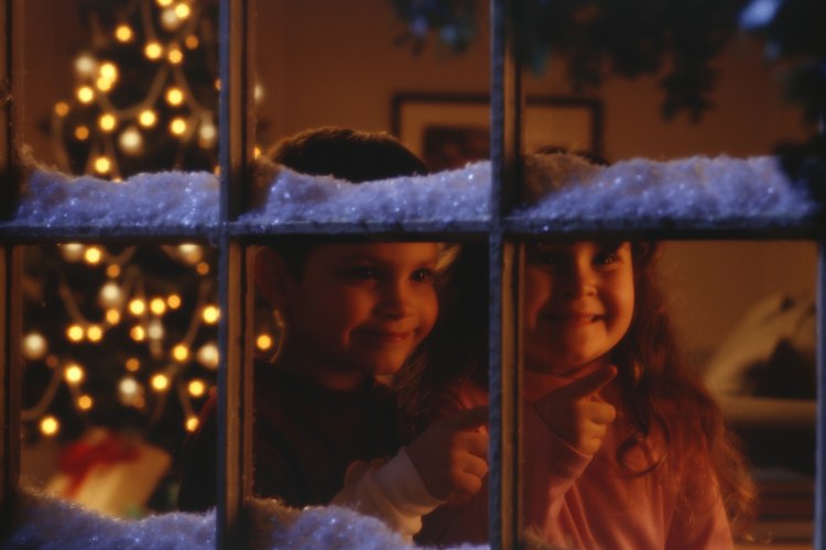 Pinta tus ventanas para navidad con una mezcla de témpera y jabón.