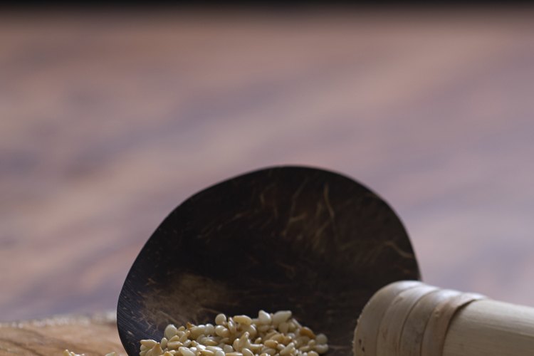 Tuesta semillas de sésamo para preparar aceite.