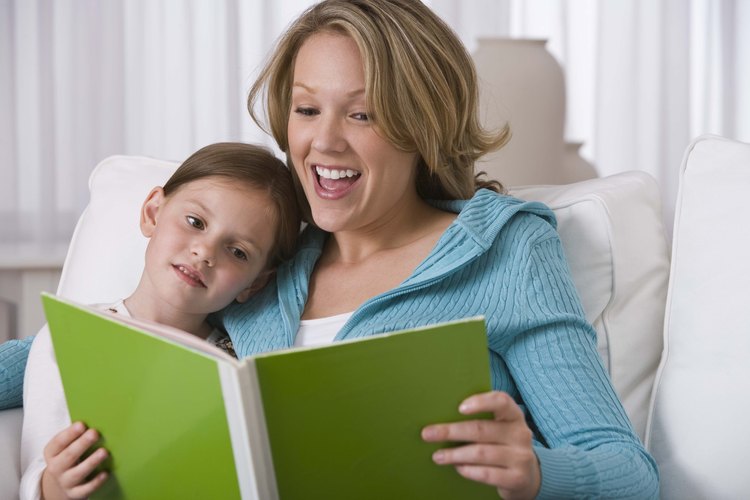 La lectura con tu hijo es una buena manera de involucrarlo previamente en el proceso.