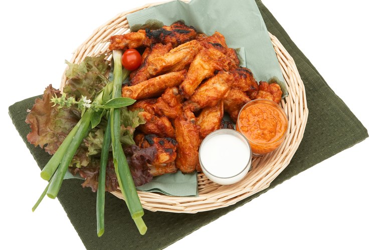 Las alitas de pollo a menudo son servidas como aperitivo.