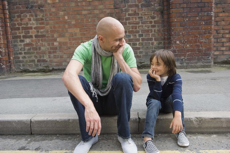 Practicar situaciones con tu hijo le ayuda a aprender habilidades de seguridad.