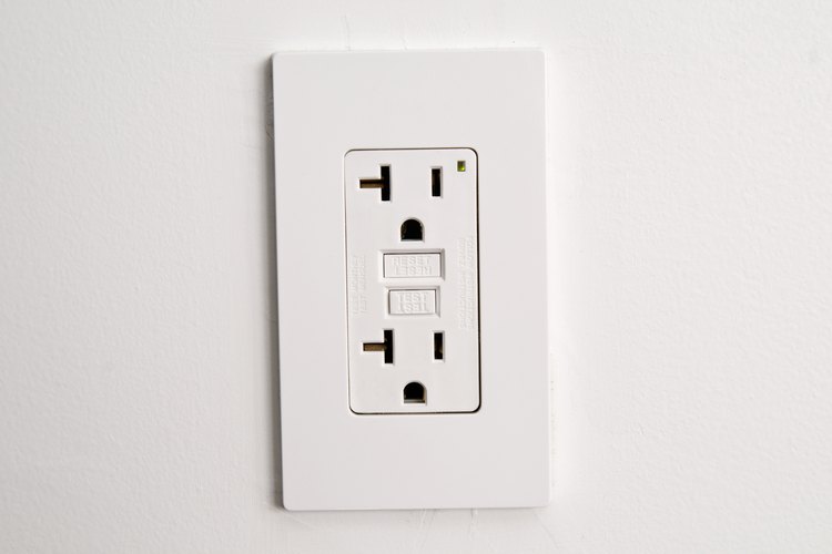 Los códigos de construcción dictan donde deben colocarse los enchufes.
