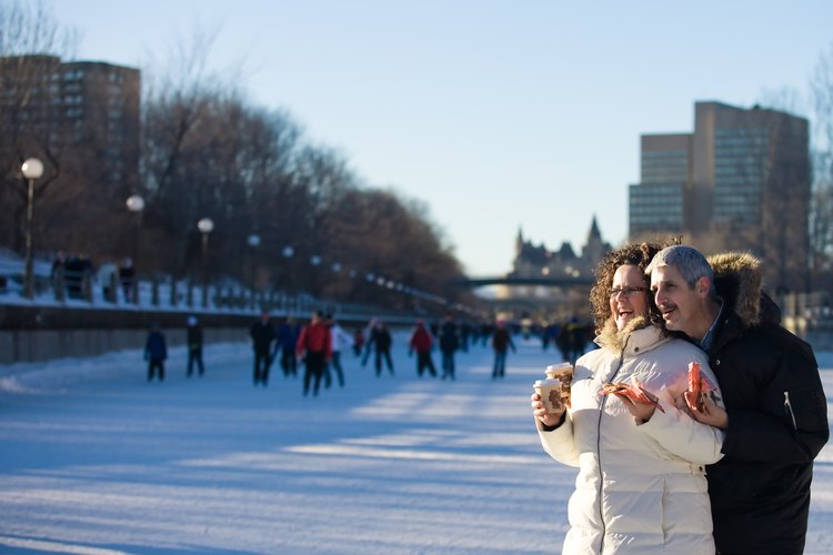 Patinar en hielo es divertido.
