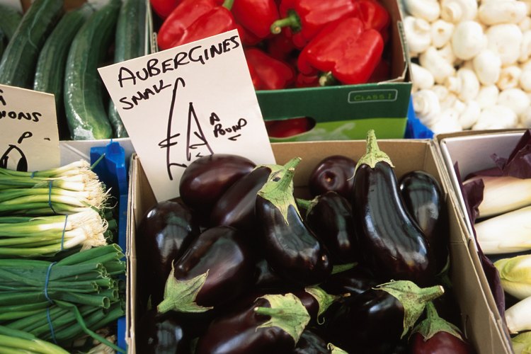 Berenjenas en un cajón en el mercado.