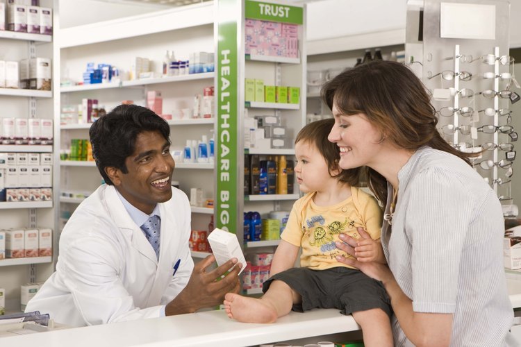 Una madre visita una farmacia para comprar medicamentos recetados para su hijo con TDAH.