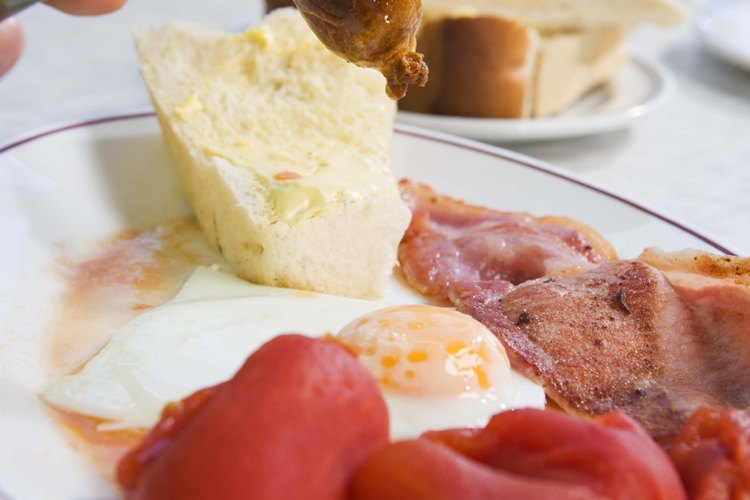 Come longaniza con huevos para el desayuno.